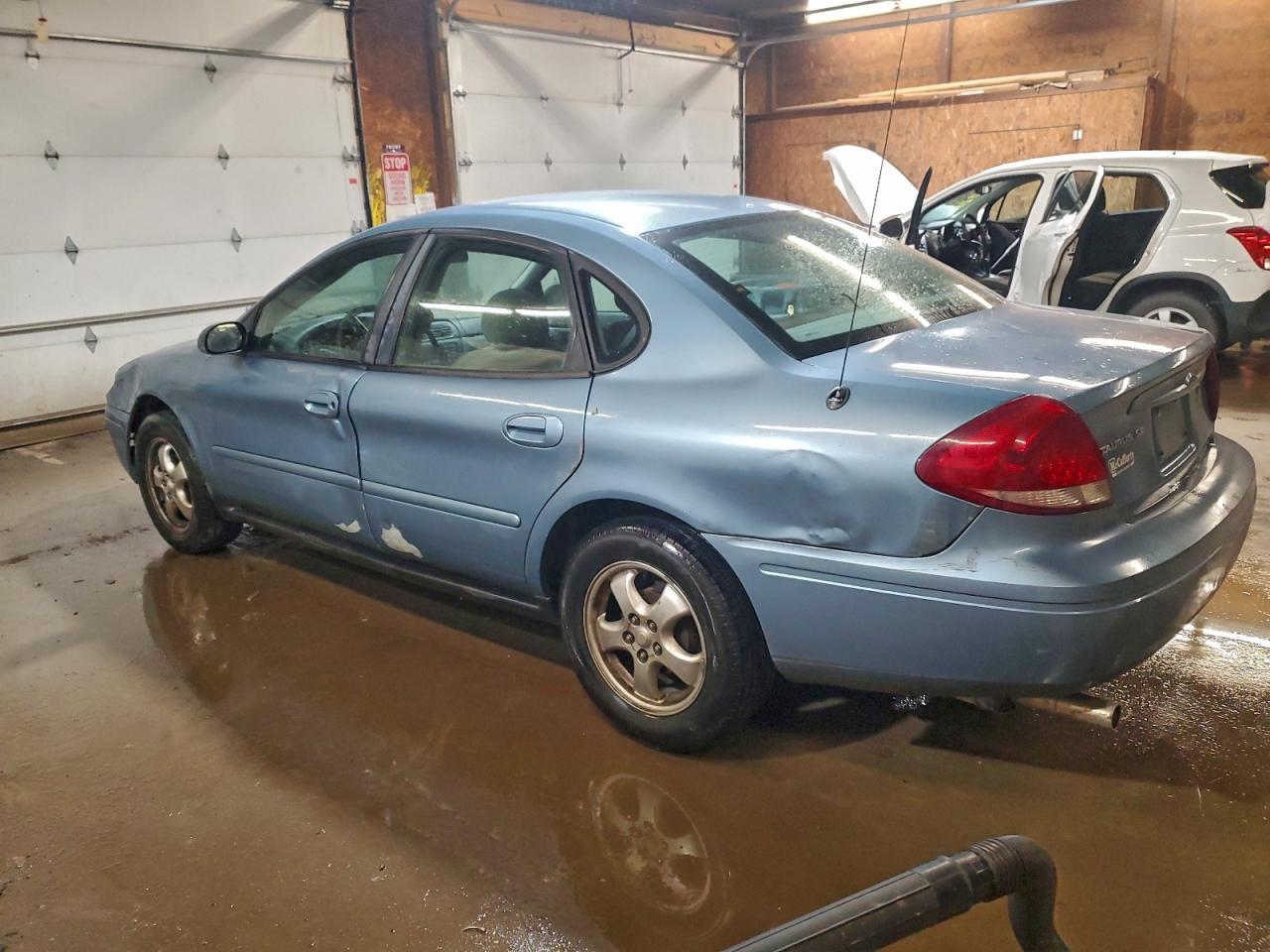 2005 FORD TAURUS SE photo 2