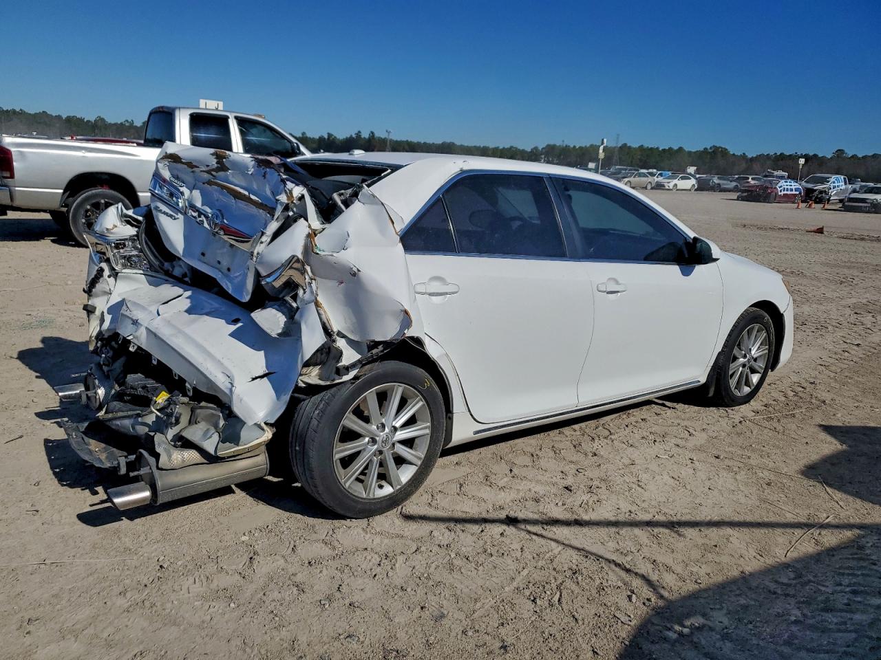2013 TOYOTA CAMRY SE photo 3