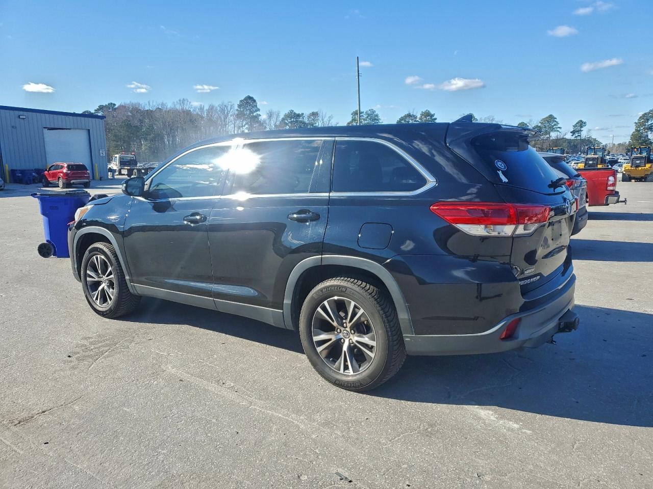 2019 TOYOTA HIGHLANDER LE photo 2