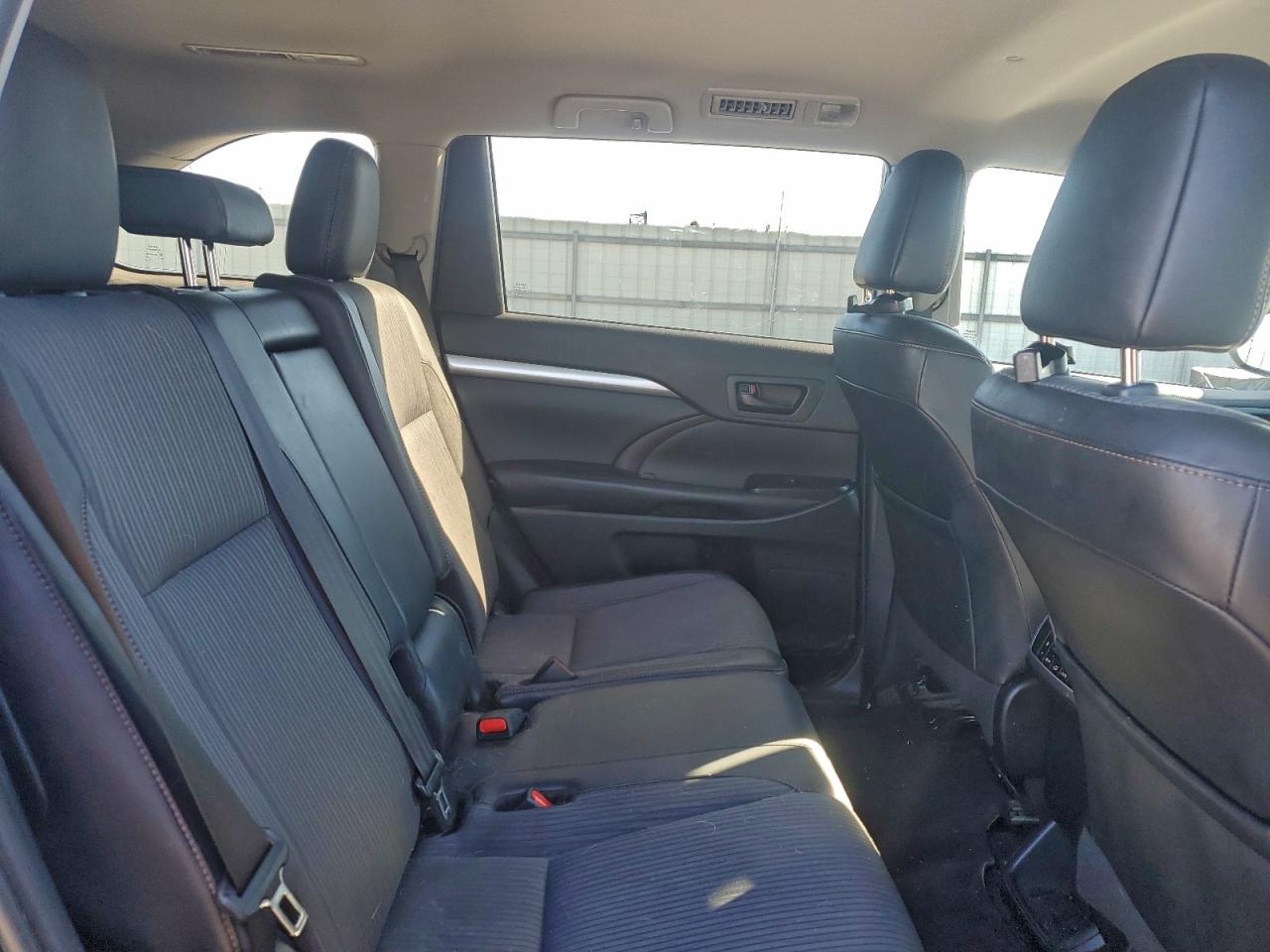 2019 TOYOTA HIGHLANDER LE photo 11