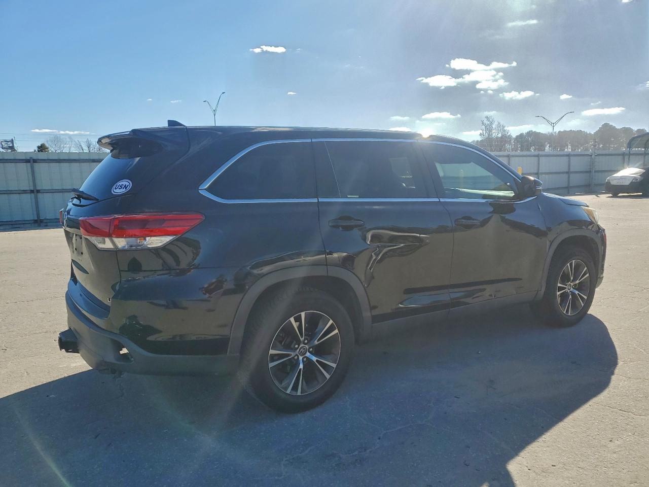 2019 TOYOTA HIGHLANDER LE photo 3