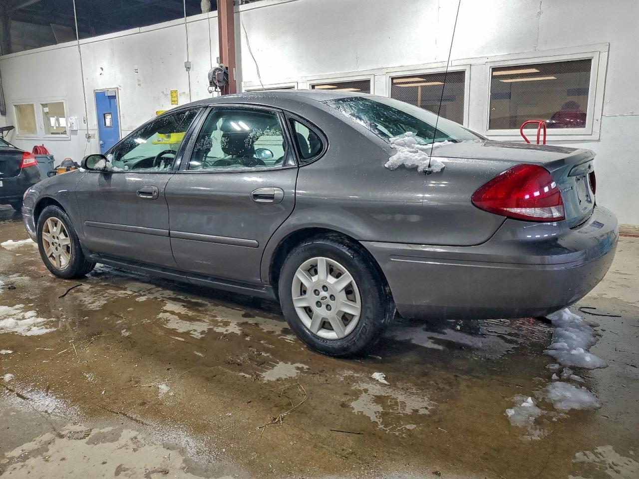 2005 FORD TAURUS SE photo 2