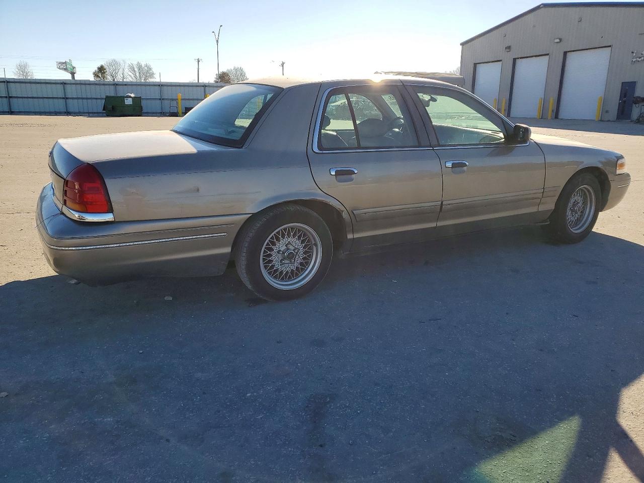 2001 FORD CROWN VICTORIA LX photo 3