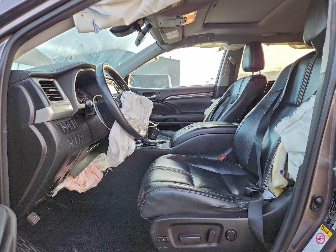 2017 TOYOTA HIGHLANDER SE photo 13