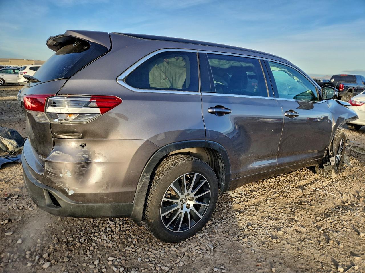 2017 TOYOTA HIGHLANDER SE photo 5