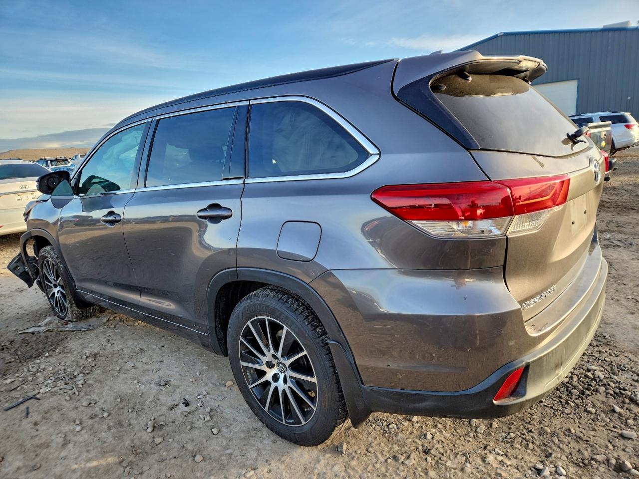2017 TOYOTA HIGHLANDER SE photo 3