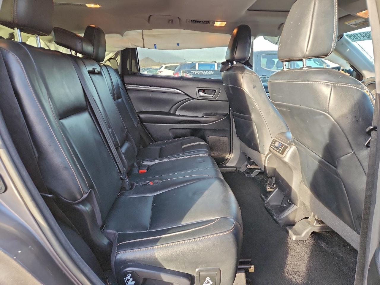 2017 TOYOTA HIGHLANDER SE photo 19
