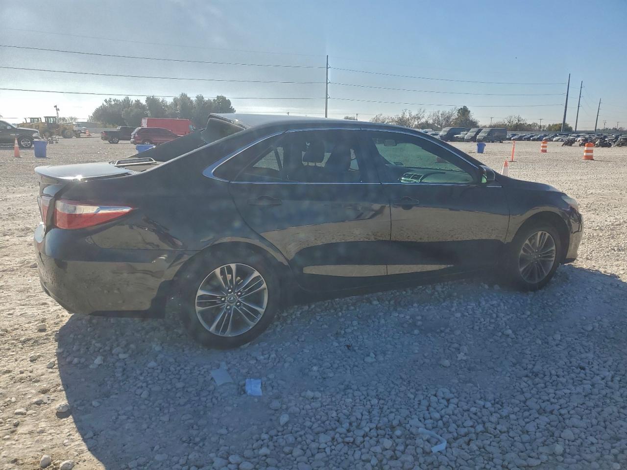 2017 TOYOTA CAMRY LE photo 3