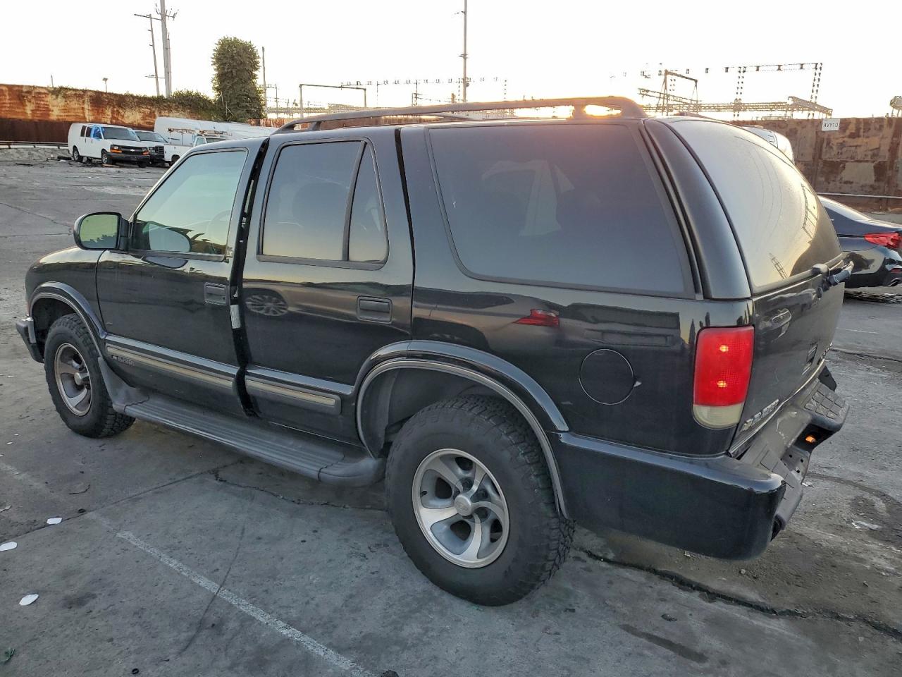 2001 CHEVROLET BLAZER photo 2