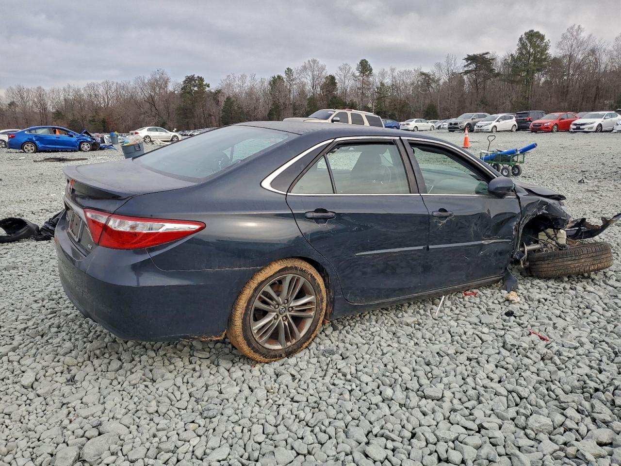 2015 TOYOTA CAMRY LE photo 3