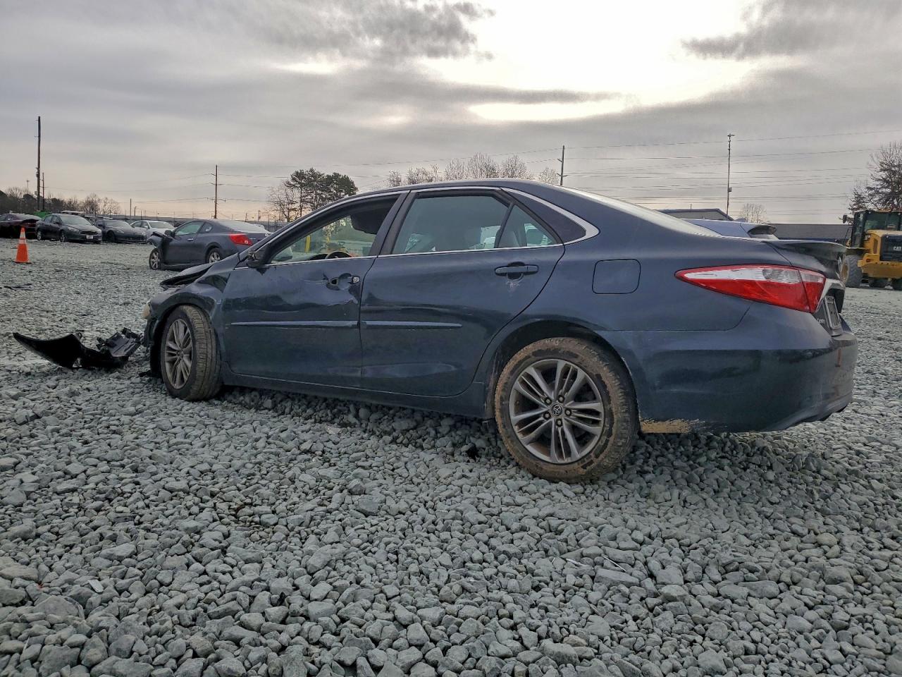 2015 TOYOTA CAMRY LE photo 2