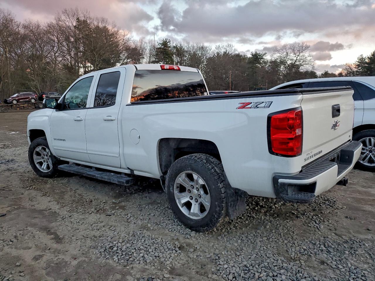 2018 CHEVROLET SILVERADO K1500 LT photo 2