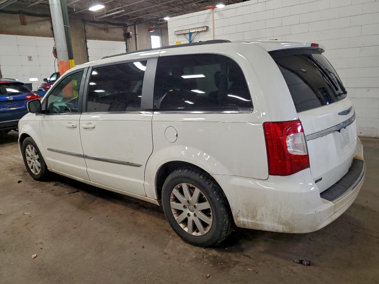 2013 CHRYSLER TOWN & COUNTRY TOURING photo 2