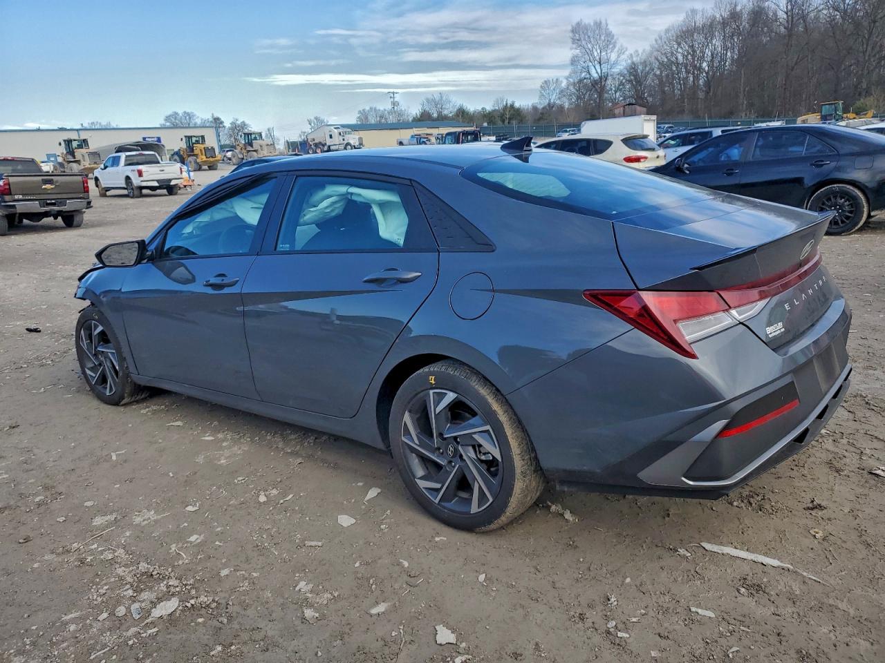 2025 HYUNDAI ELANTRA SEL SPORT photo 2