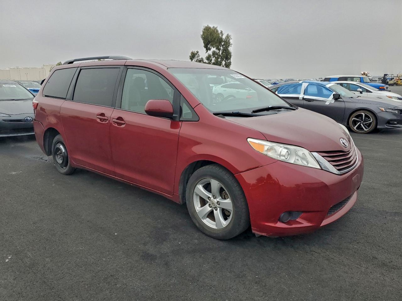 2015 TOYOTA SIENNA LE photo 4