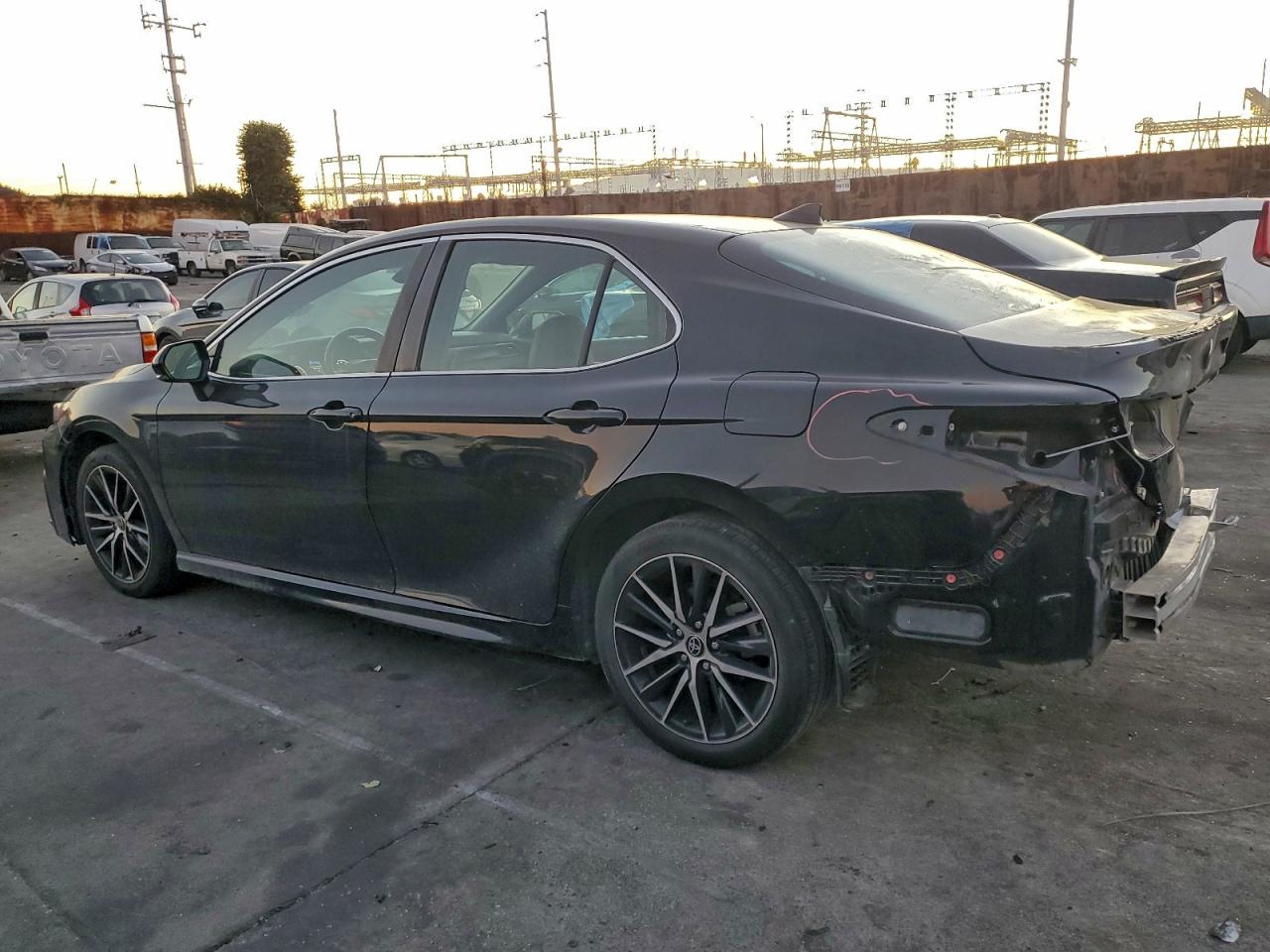 2022 TOYOTA CAMRY SE photo 2