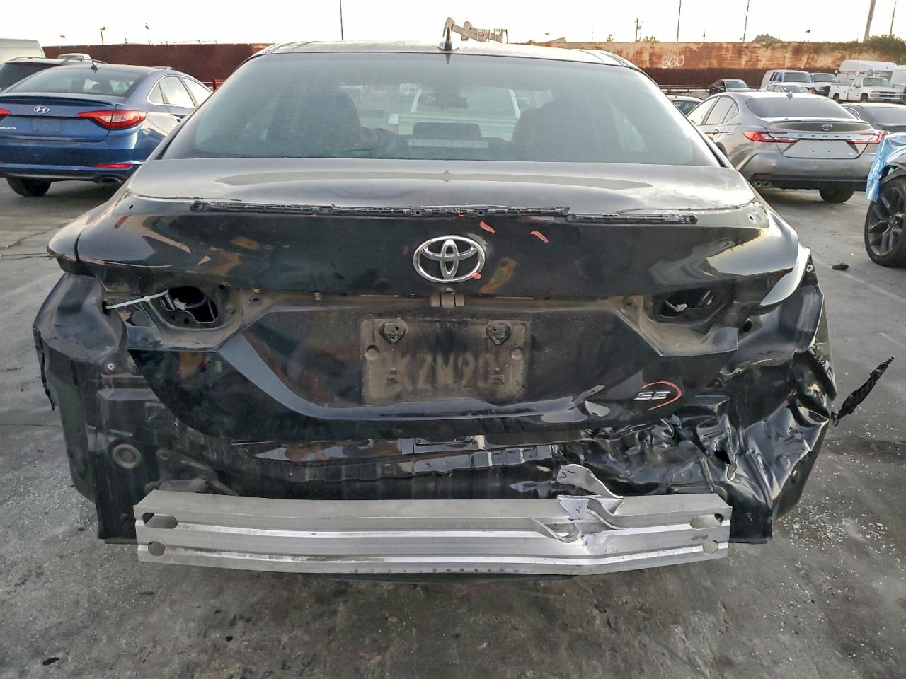 2022 TOYOTA CAMRY SE photo 6