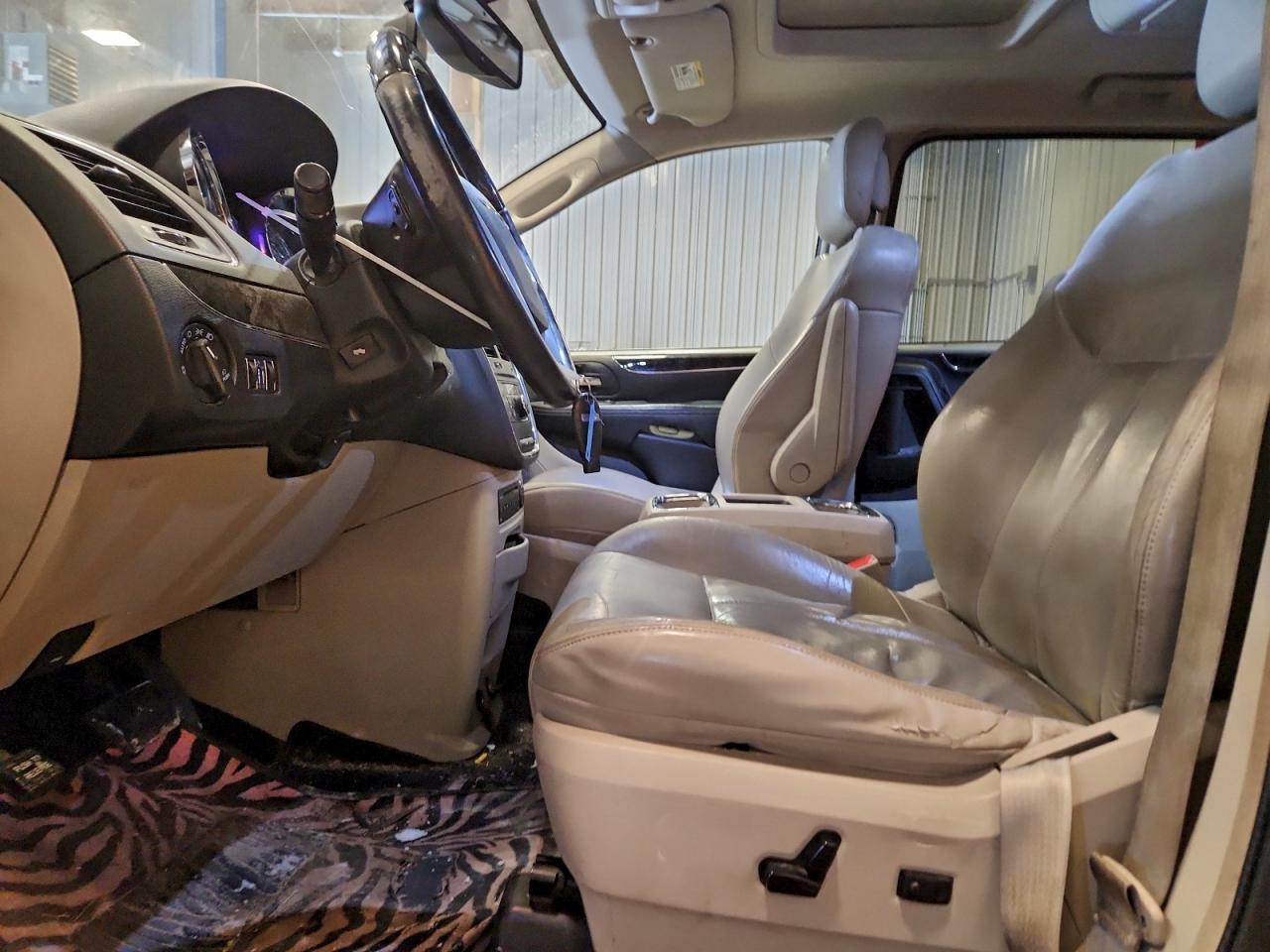 2013 CHRYSLER TOWN & COUNTRY LIMITED photo 13