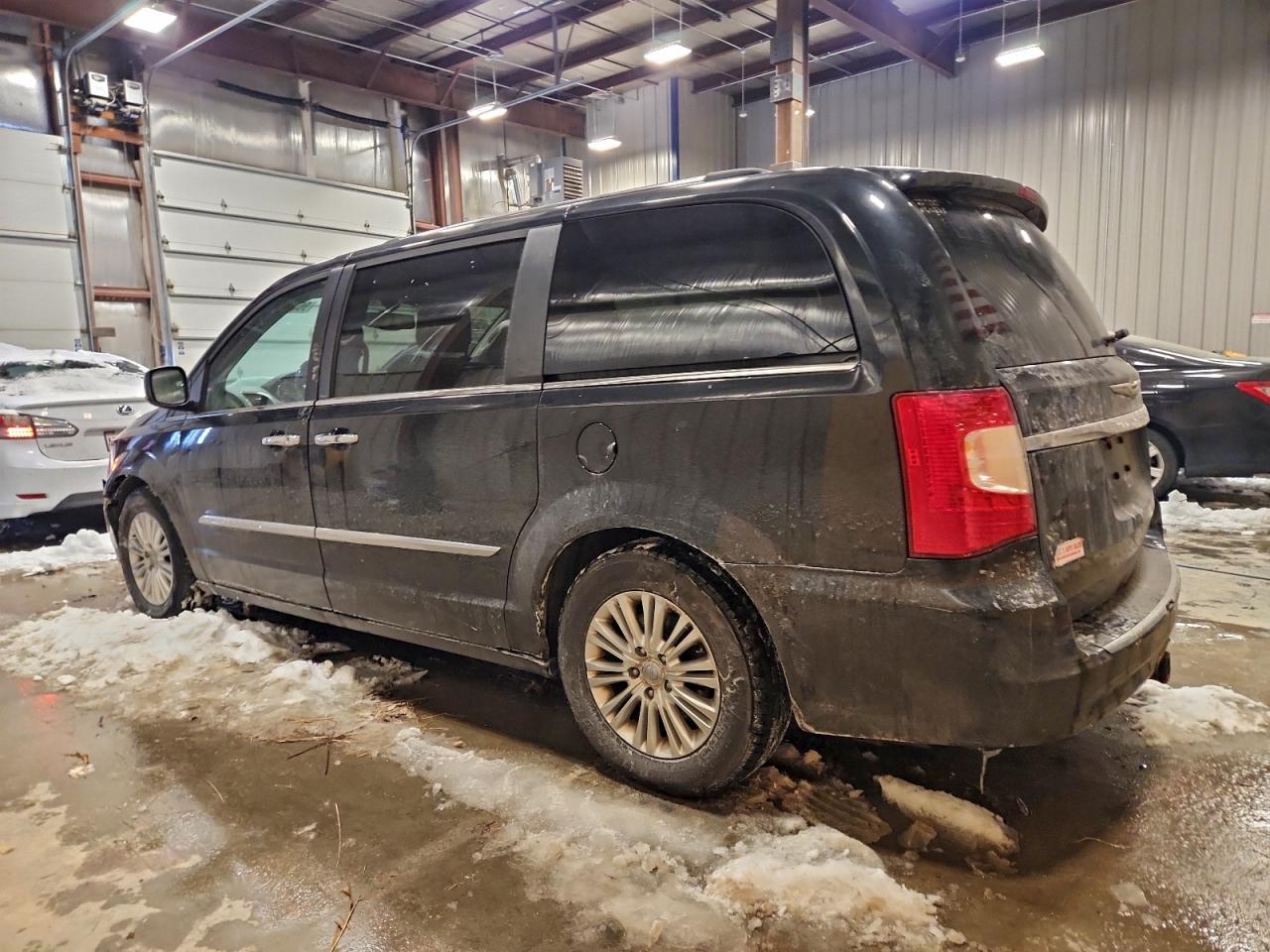 2013 CHRYSLER TOWN & COUNTRY LIMITED photo 3