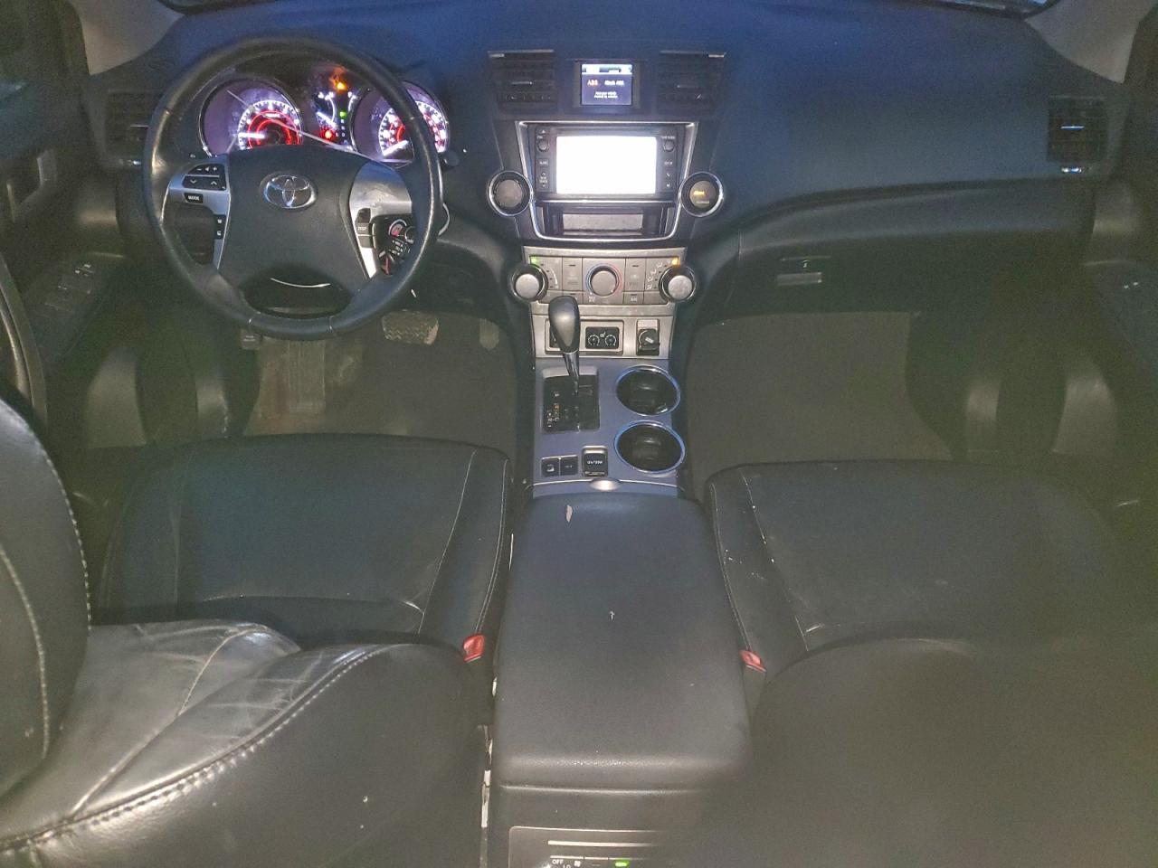 2013 TOYOTA HIGHLANDER BASE photo 8