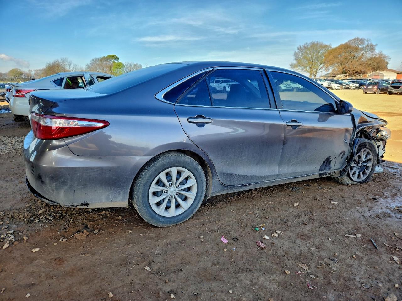 2015 TOYOTA CAMRY LE photo 3