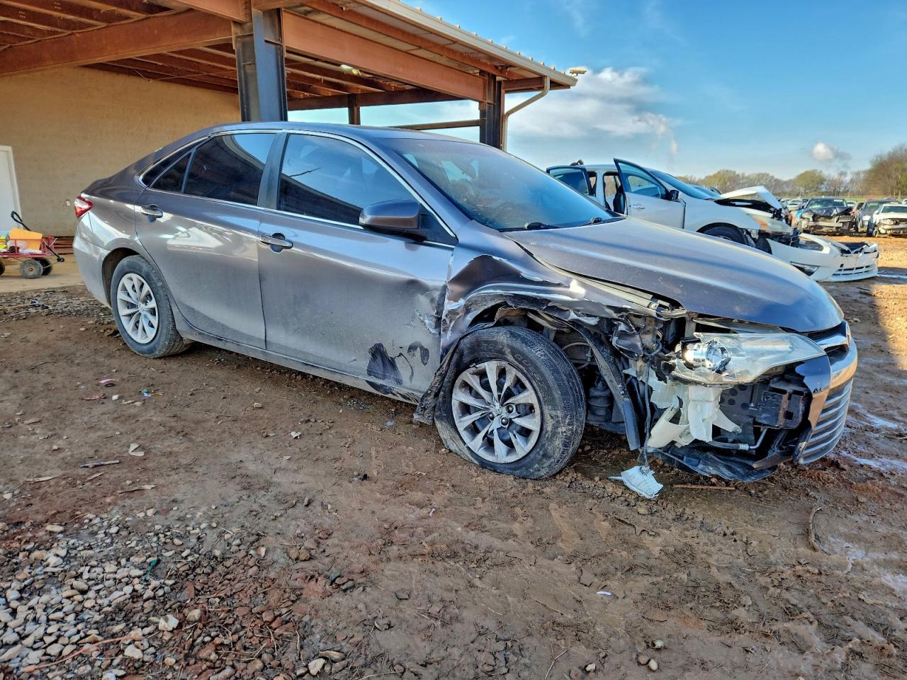 2015 TOYOTA CAMRY LE photo 4
