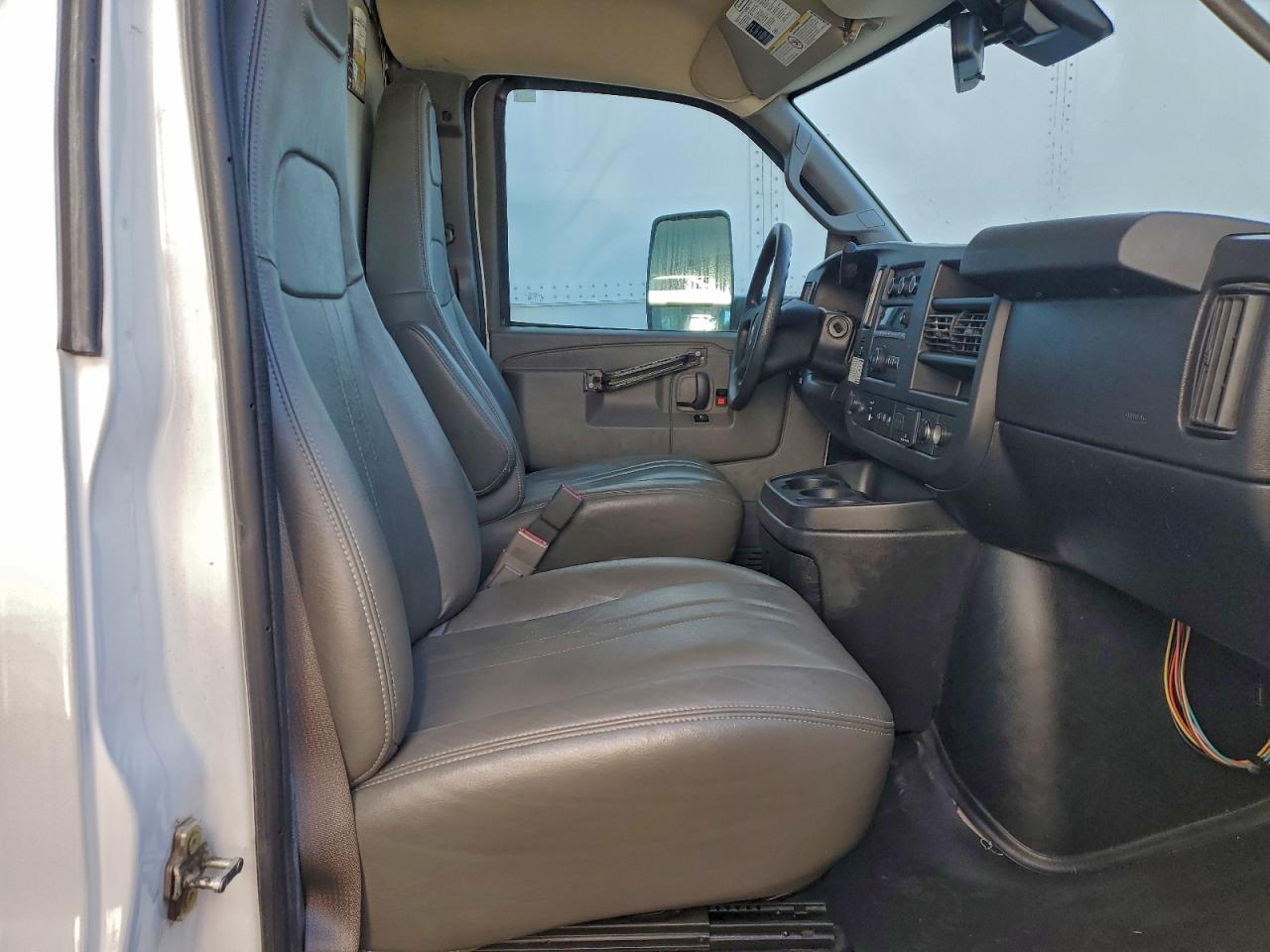 2021 GMC SAVANA BOX TRUCK photo 11