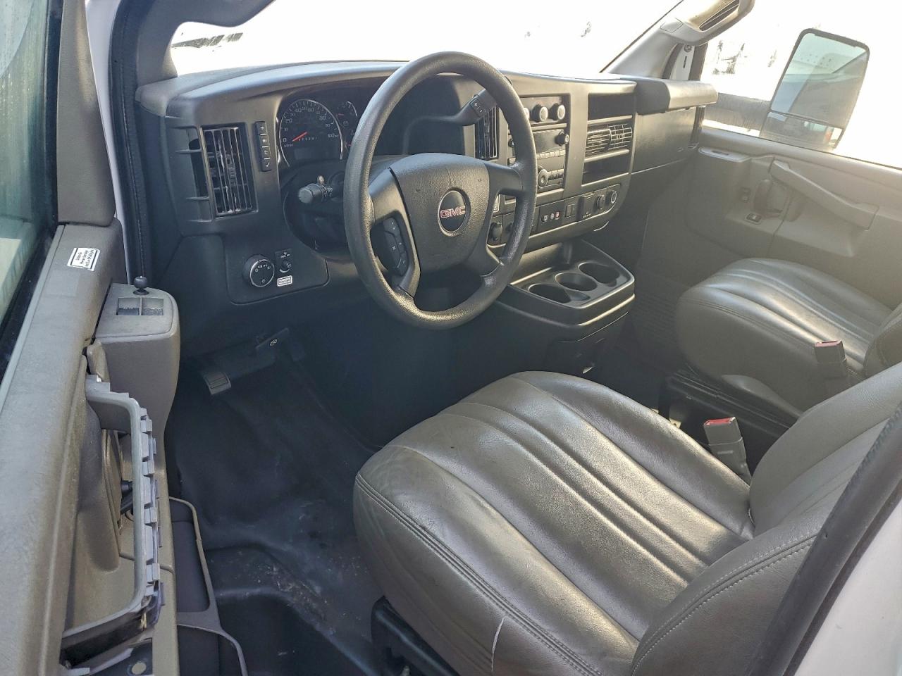 2021 GMC SAVANA BOX TRUCK photo 8