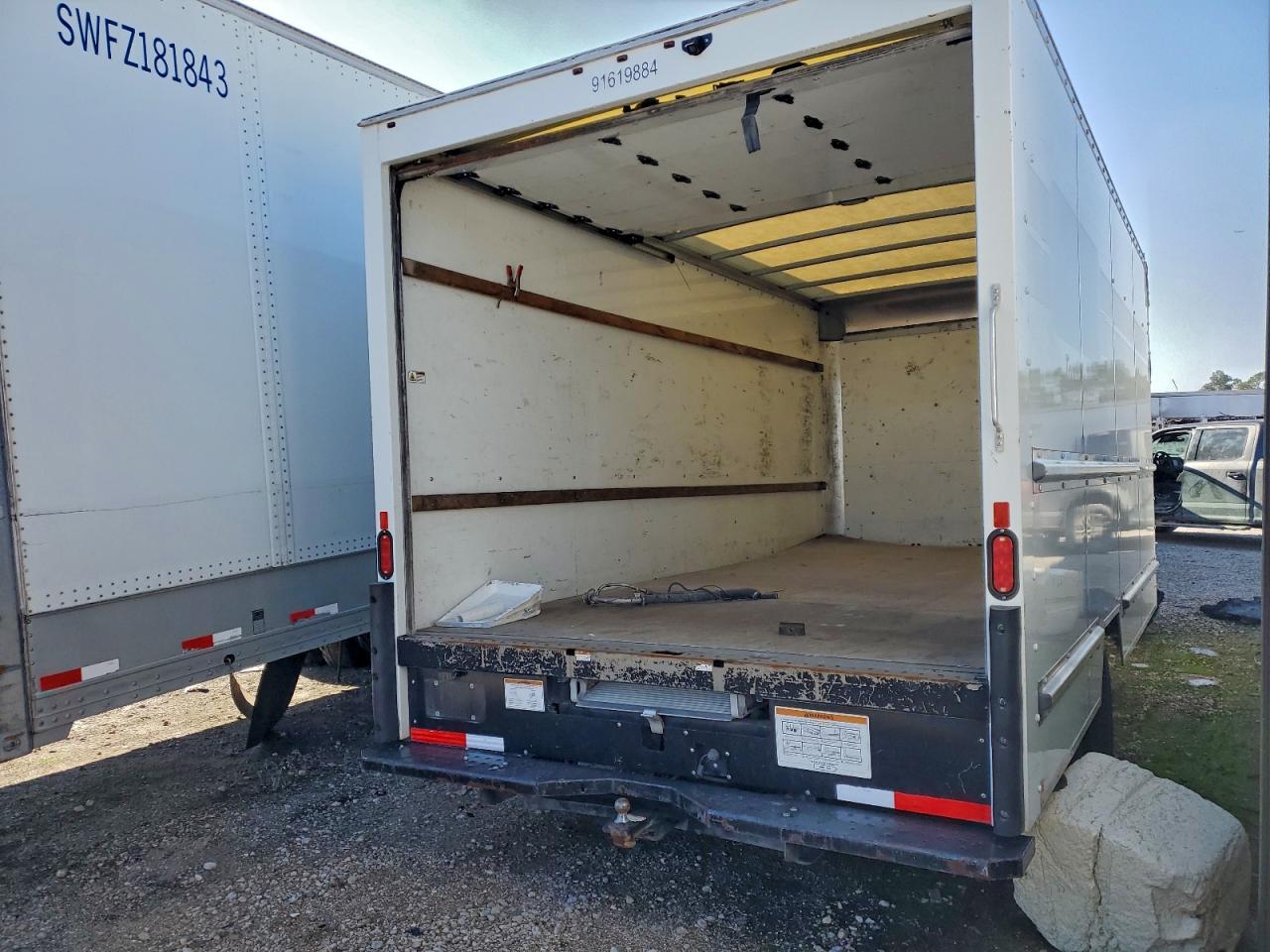 2021 GMC SAVANA BOX TRUCK photo 3