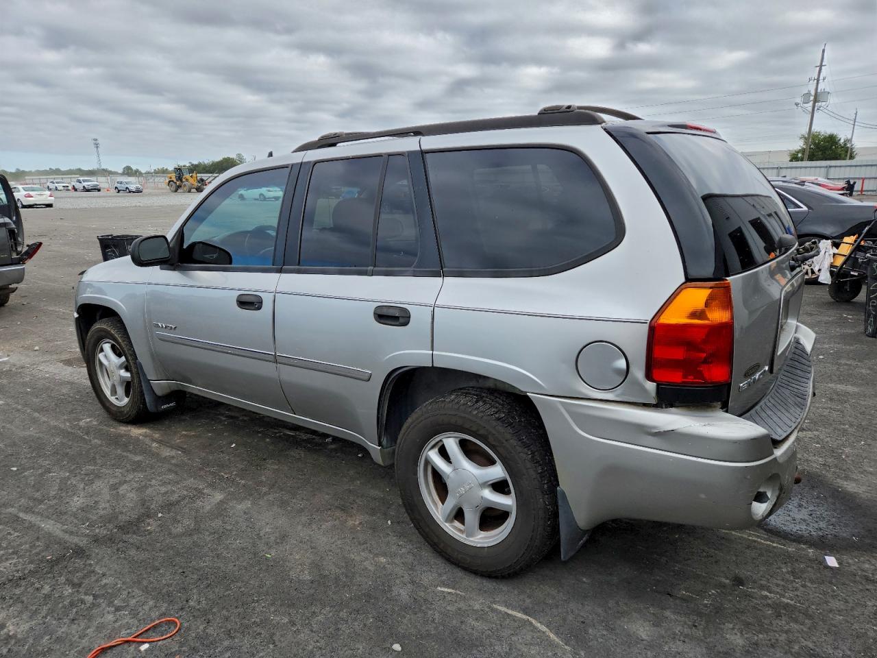 2006 GMC ENVOY photo 2