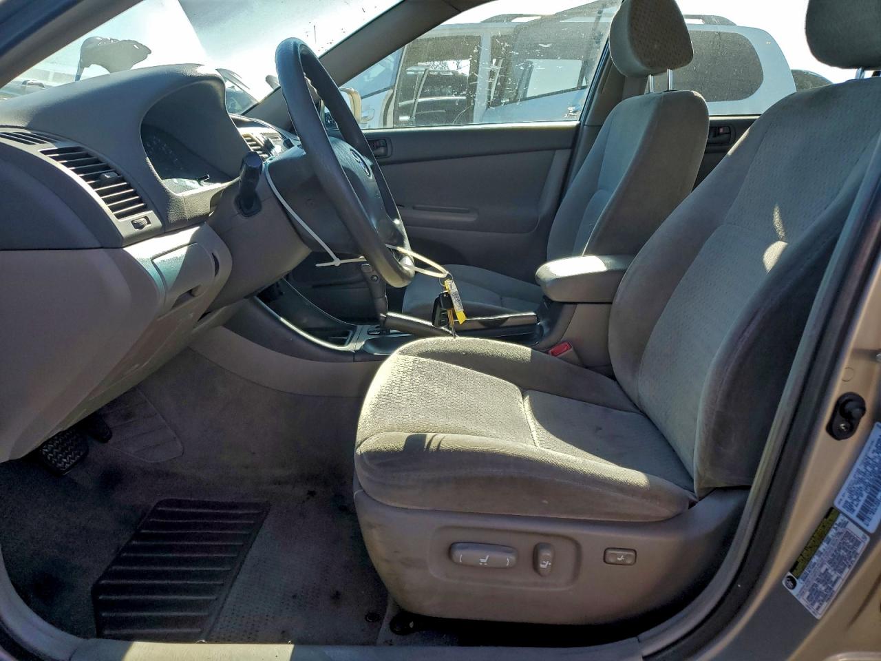 2004 TOYOTA CAMRY LE photo 7