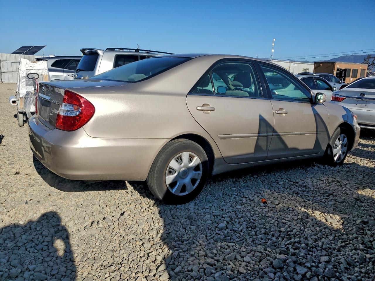 2004 TOYOTA CAMRY LE photo 3