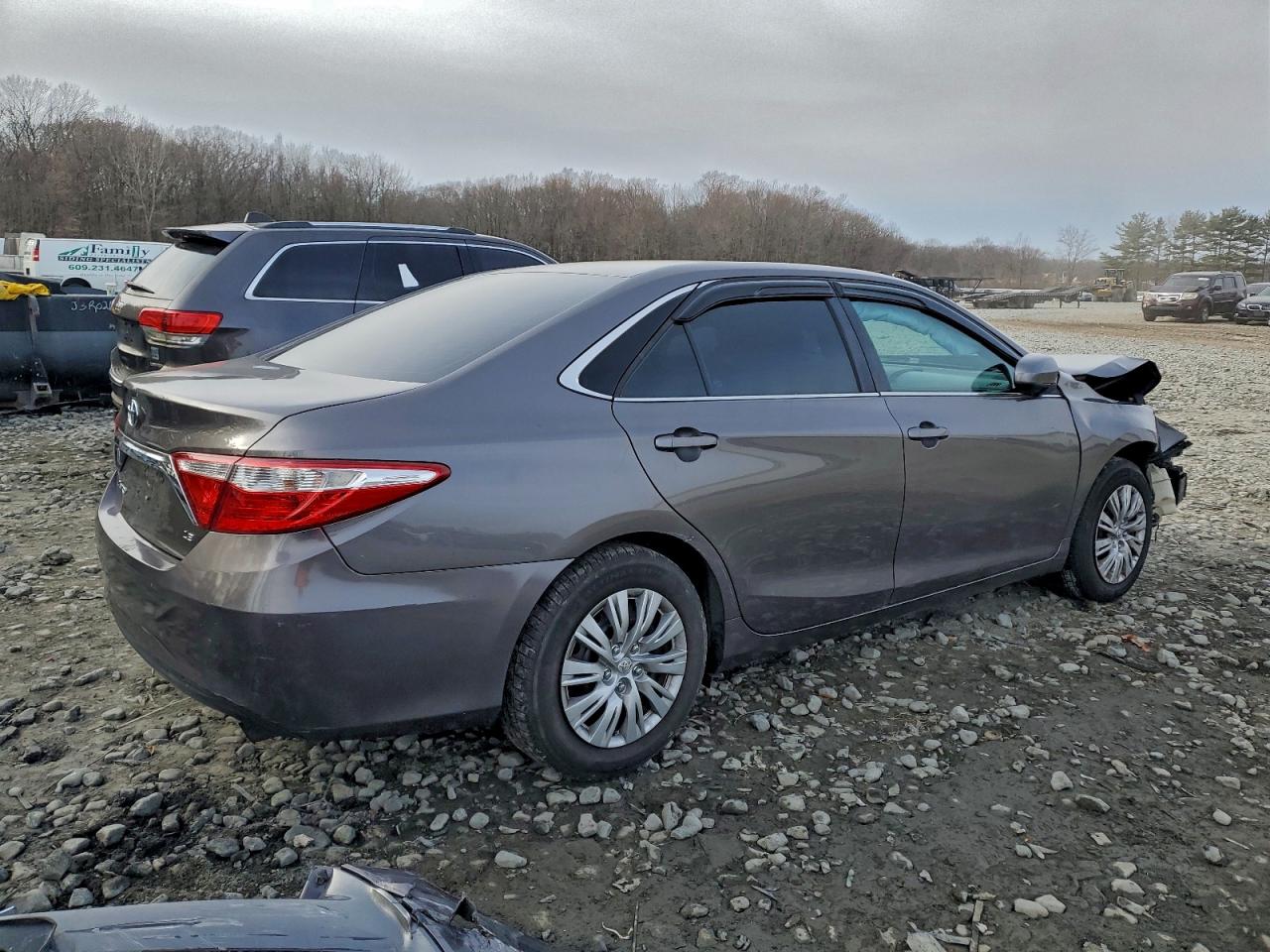 2016 TOYOTA CAMRY LE photo 3