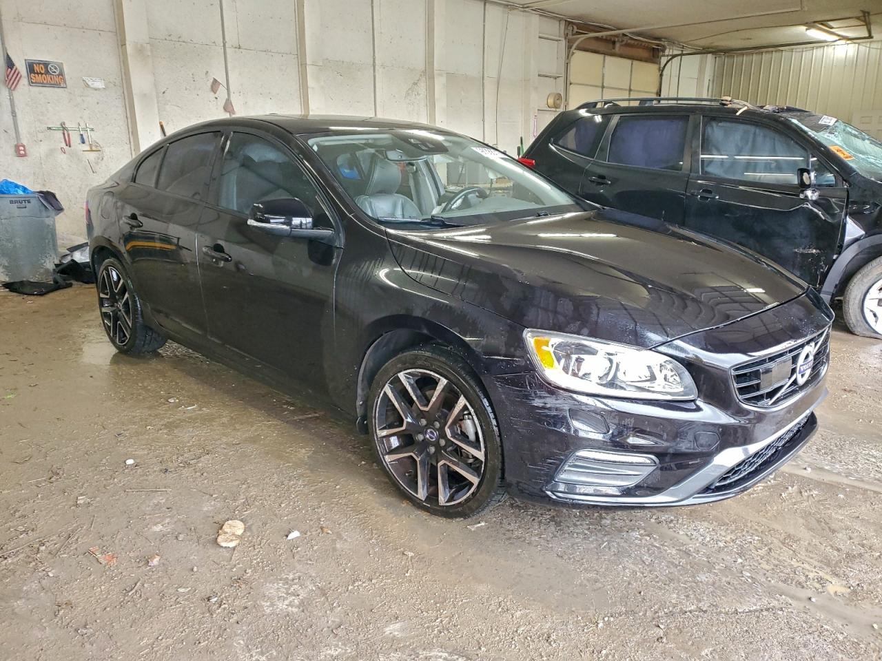 2017 VOLVO S60 photo 4