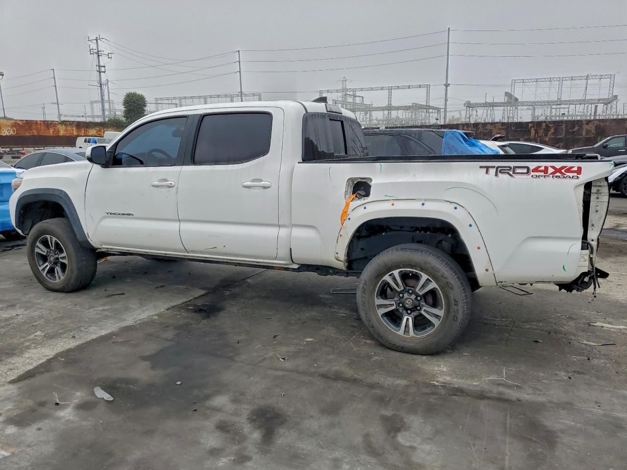 2017 TOYOTA TACOMA DOUBLE CAB photo 2
