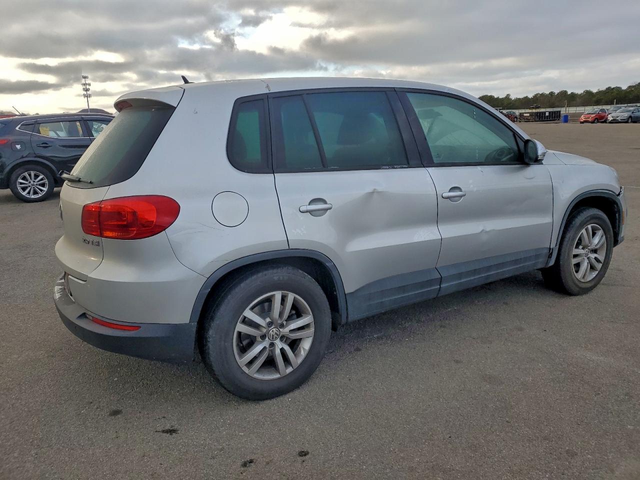 2013 VOLKSWAGEN TIGUAN S photo 3