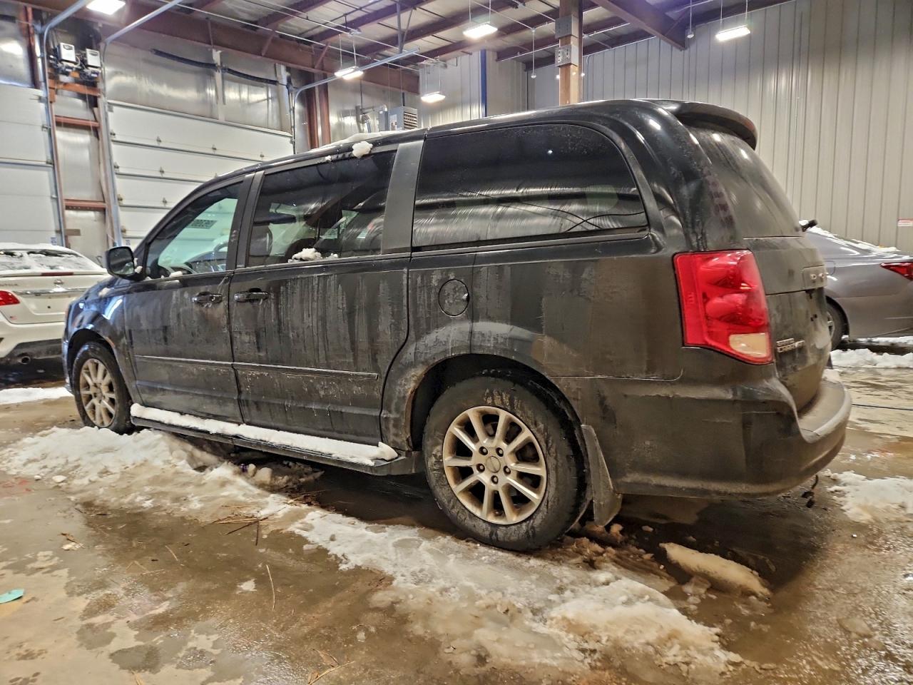 2011 DODGE GRAND CARAVAN R/T photo 2