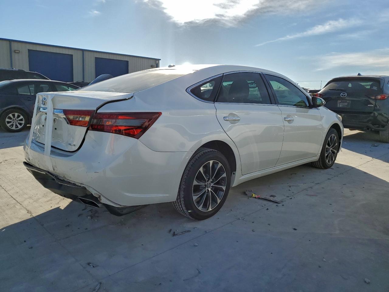 2016 TOYOTA AVALON XLE photo 3