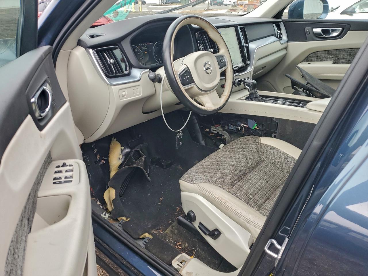 2020 VOLVO XC60 T5 MOMENTUM photo 8