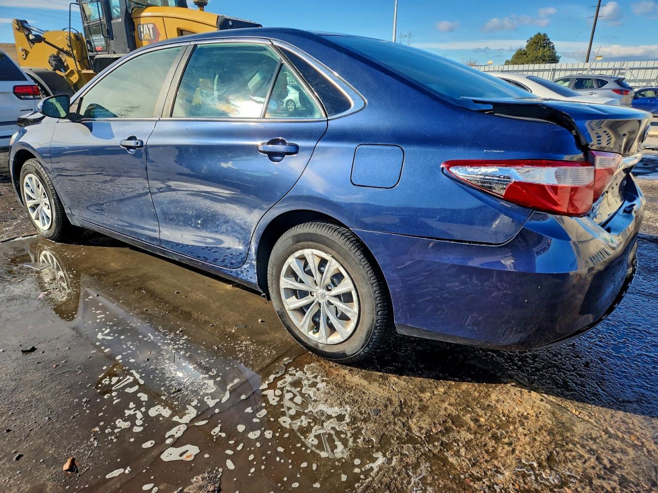2015 TOYOTA CAMRY LE photo 2