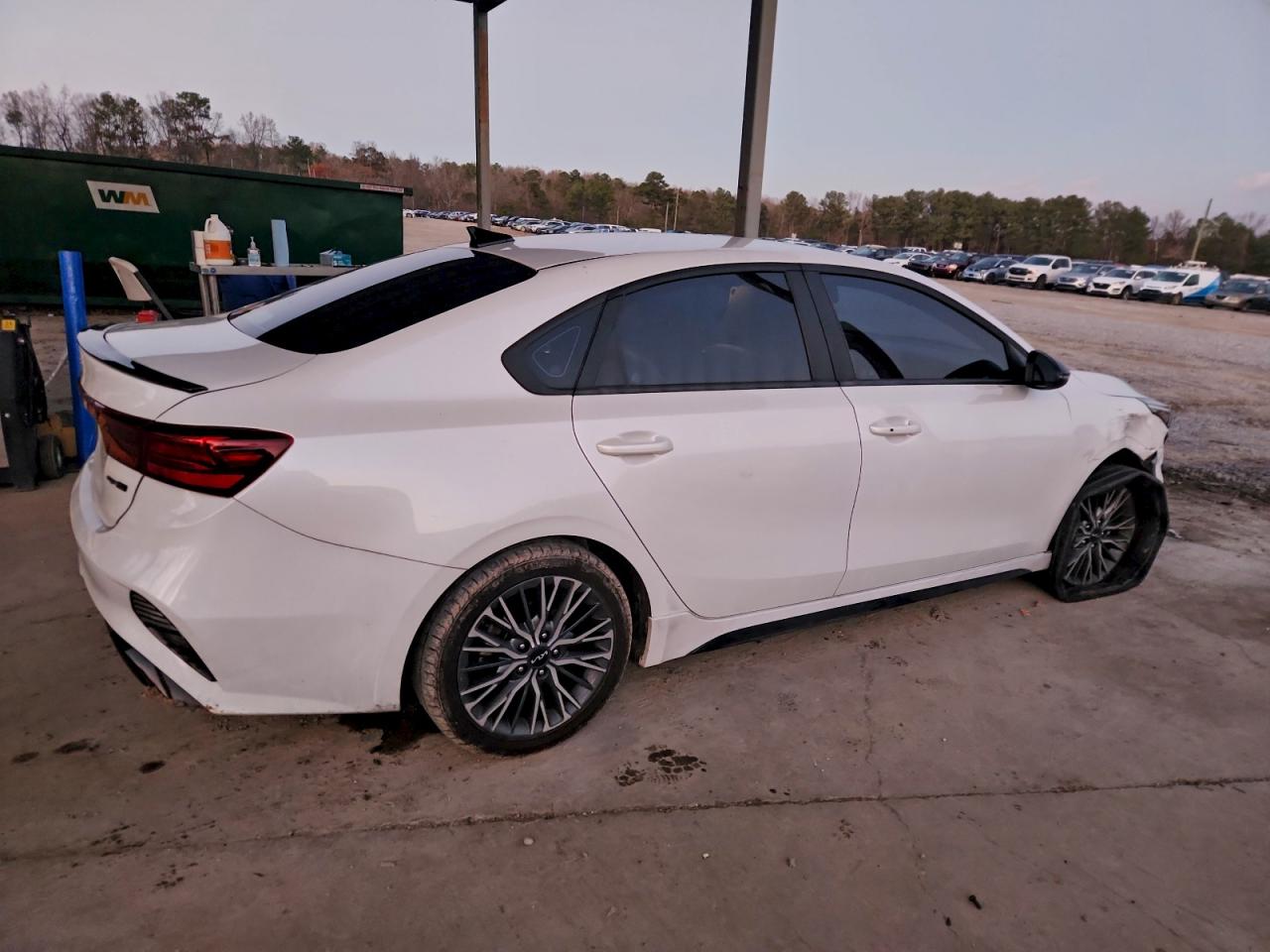 2023 KIA FORTE GT LINE photo 3