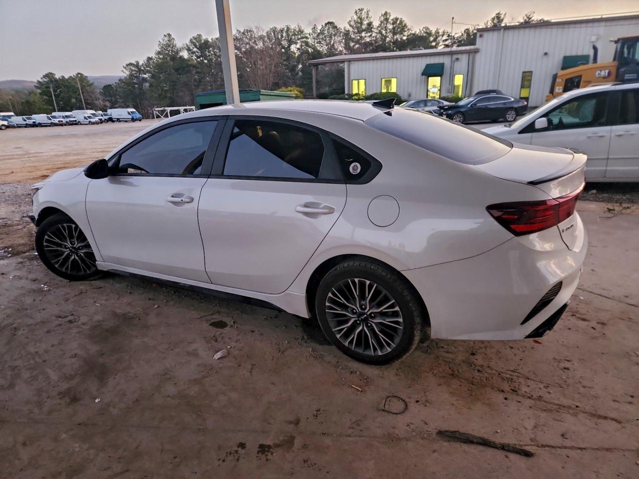 2023 KIA FORTE GT LINE photo 2