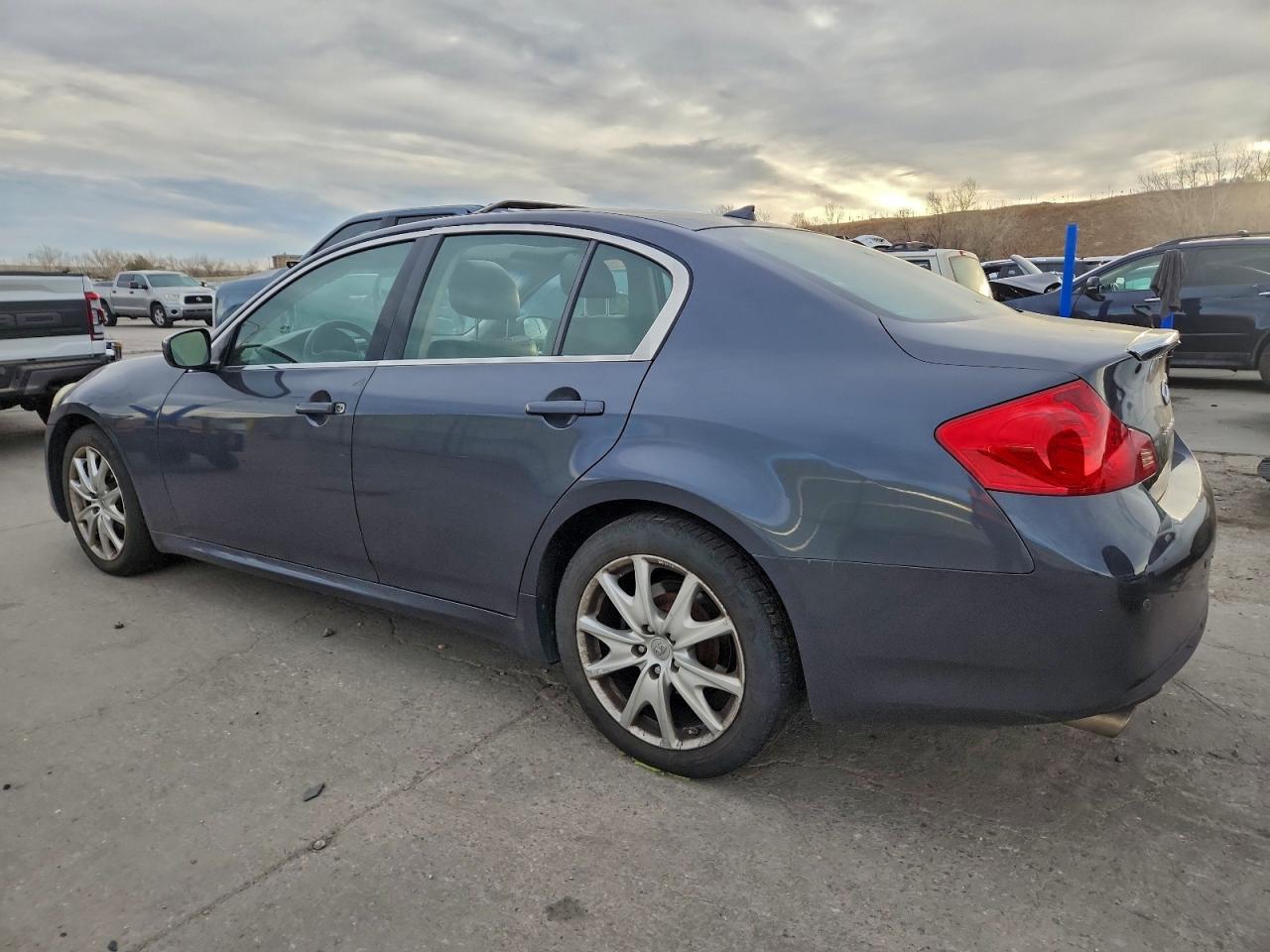2010 INFINITI G37 photo 3