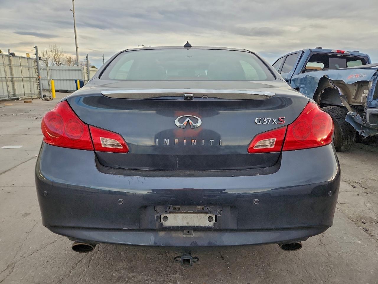 2010 INFINITI G37 photo 11
