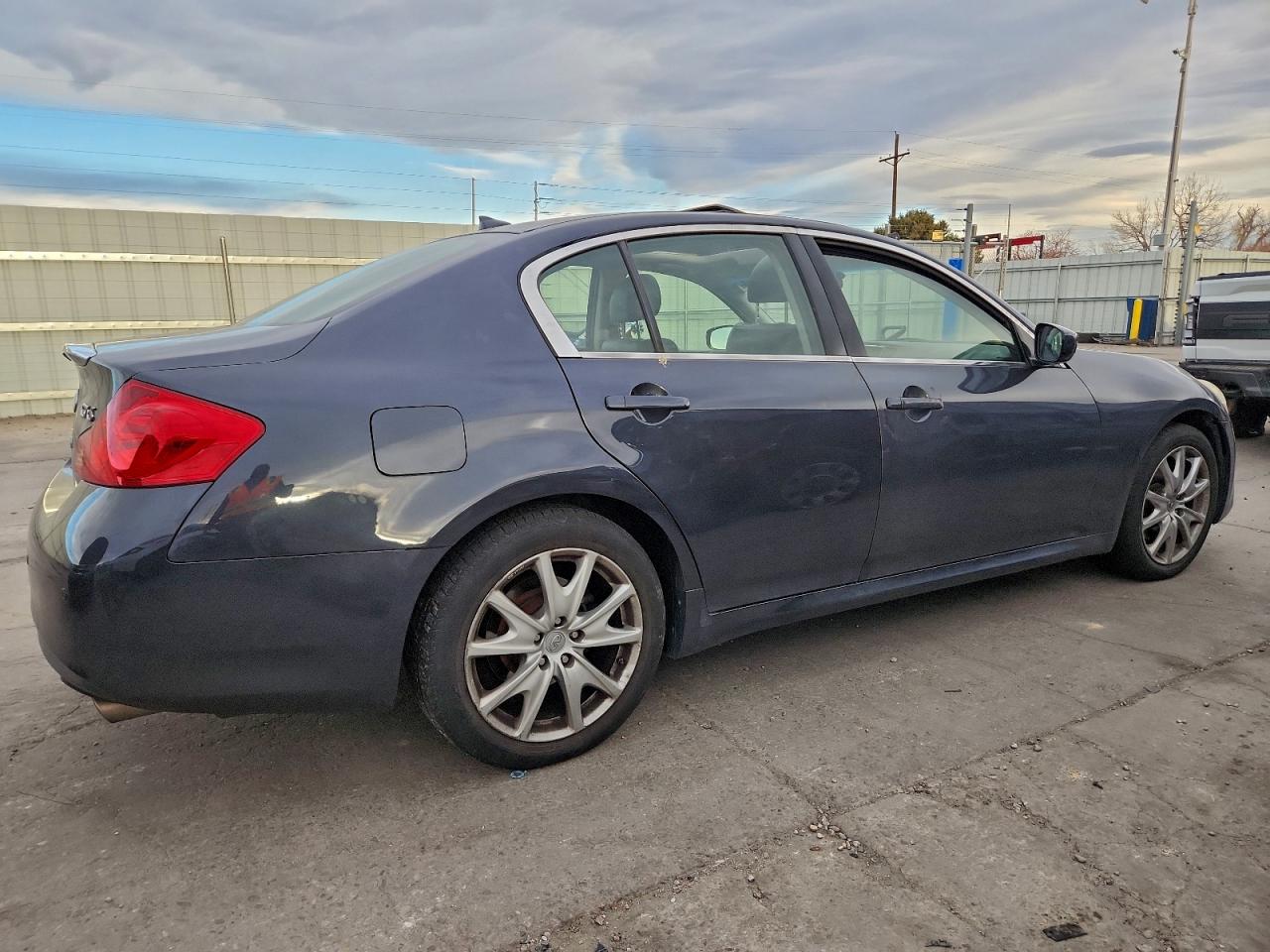 2010 INFINITI G37 photo 5