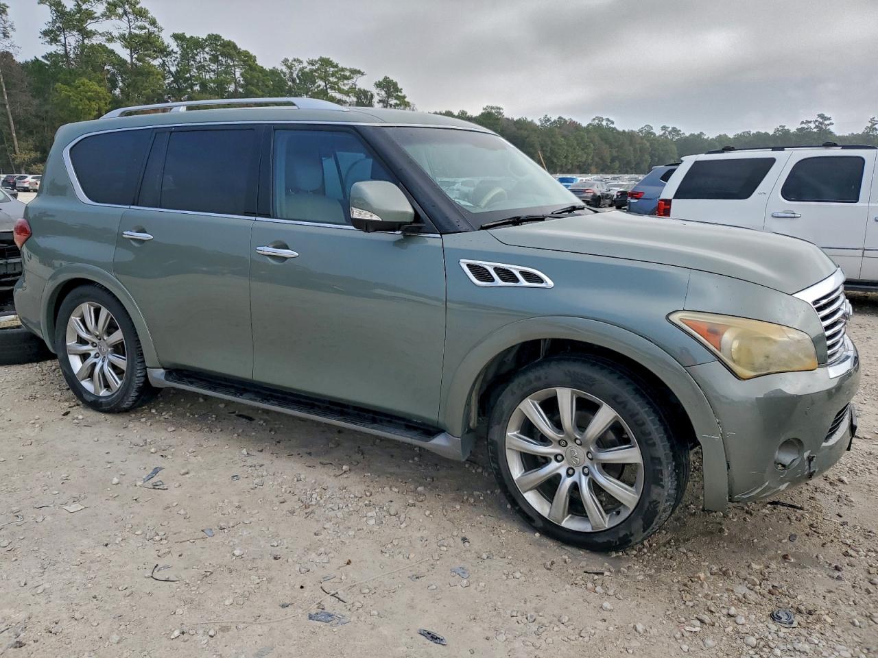 2011 INFINITI QX56 photo 4