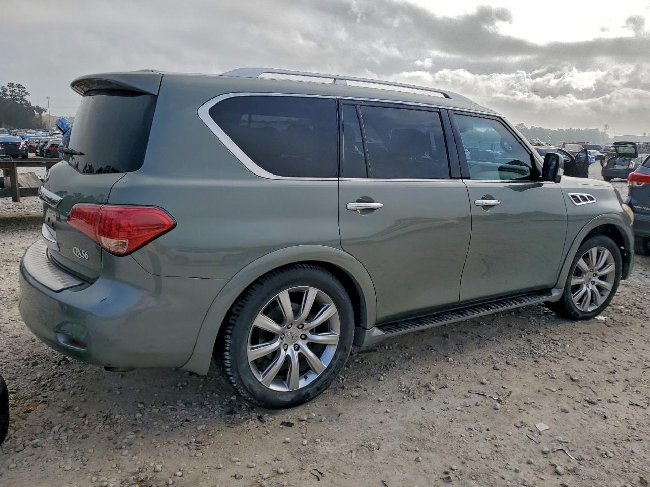 2011 INFINITI QX56 photo 3