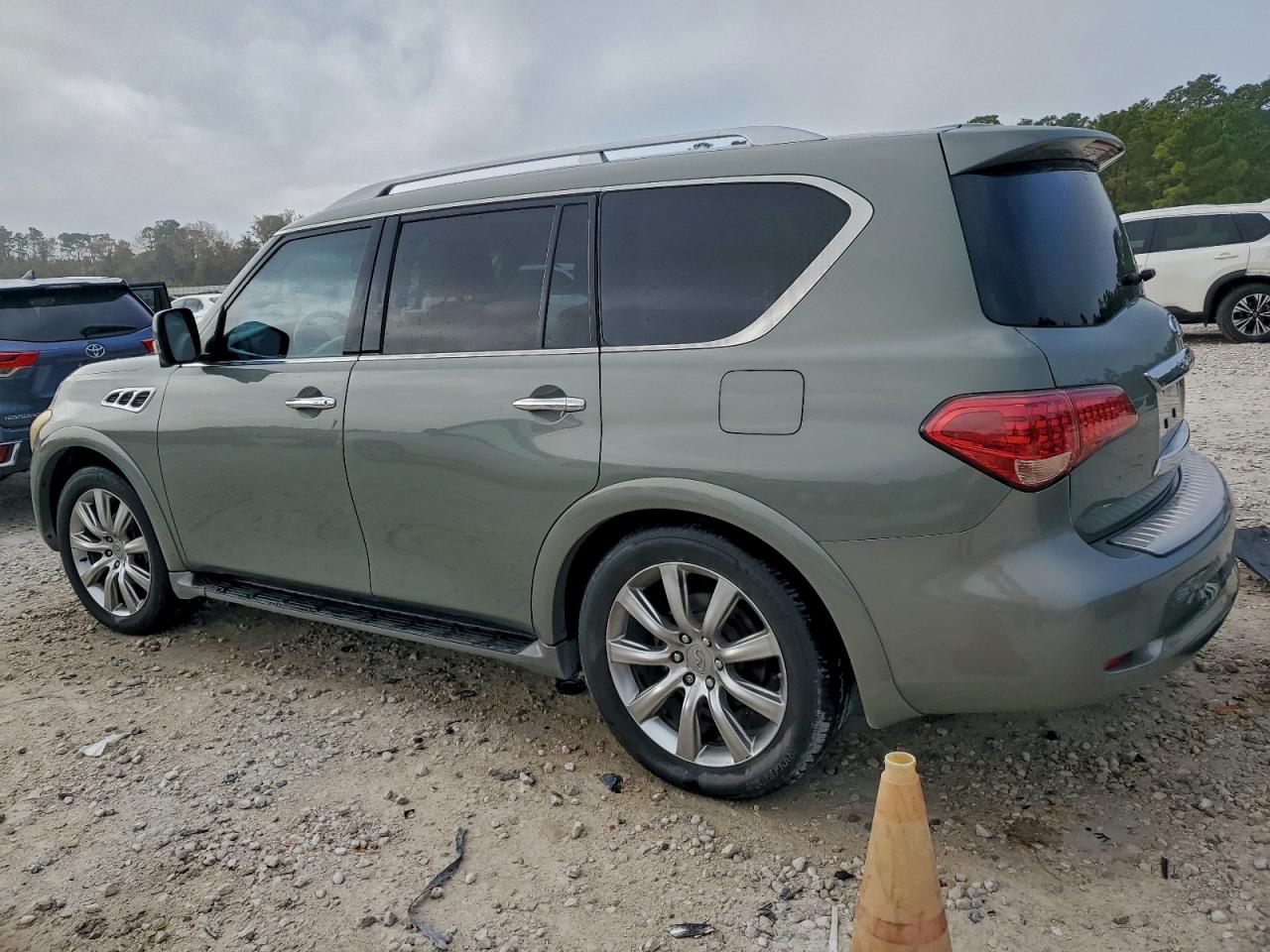2011 INFINITI QX56 photo 2