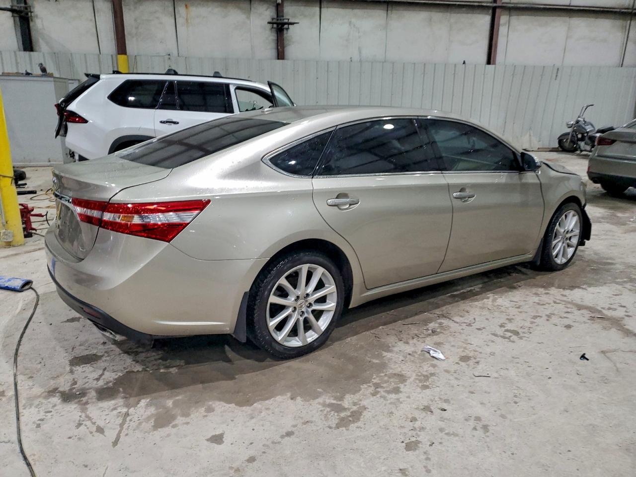 2013 TOYOTA AVALON BASE photo 3