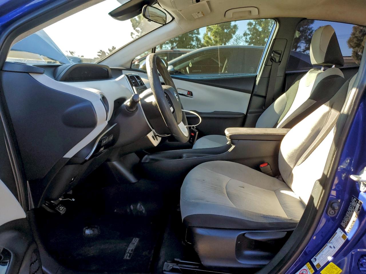 2017 TOYOTA PRIUS photo 7